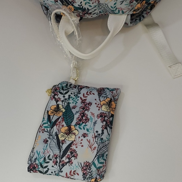 Beautiful floral Steve Madden quilted backpack 🌸 - Picture 4 of 11